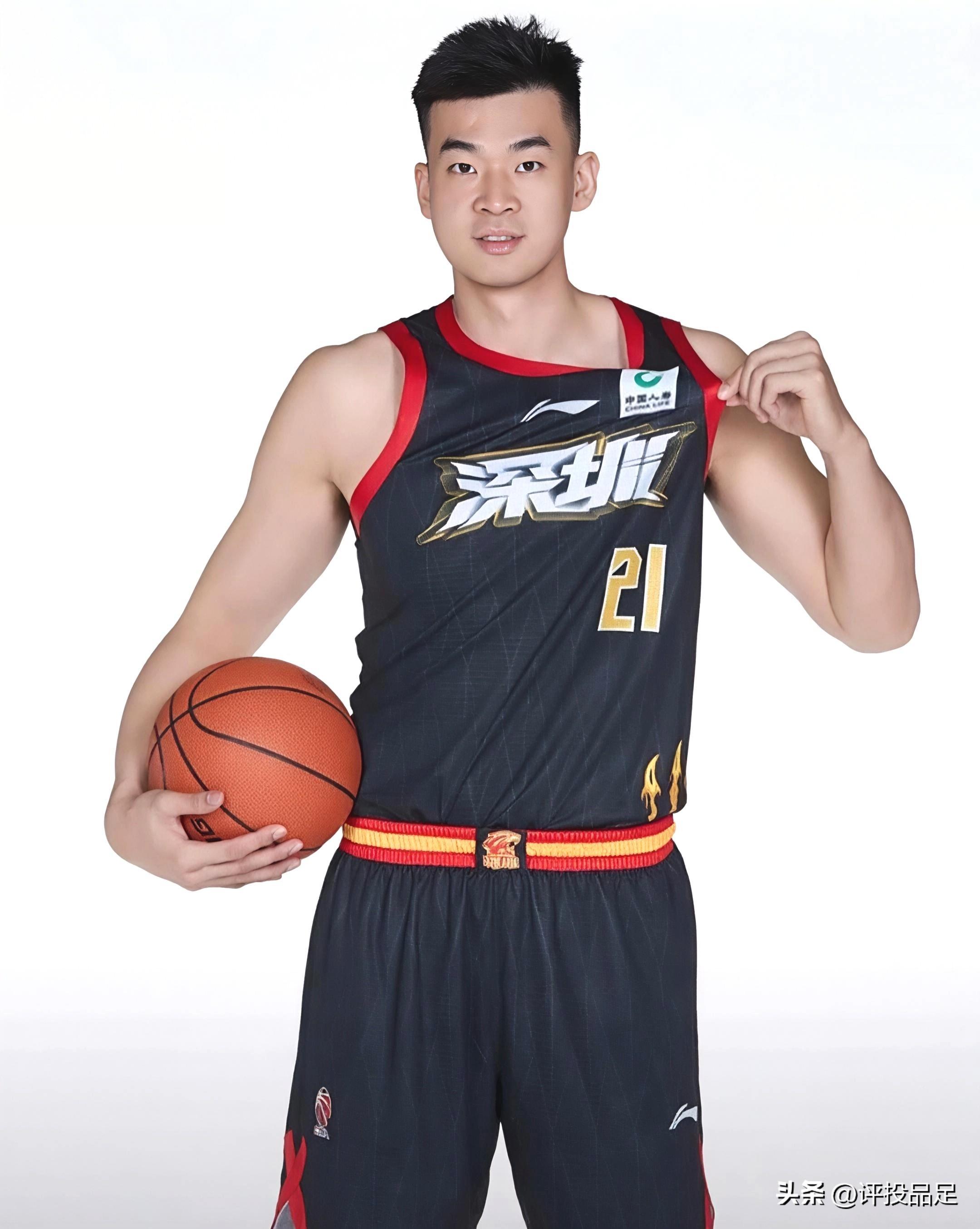 九游体育登录-国际比赛日广东宏远调整名单以备CBA季后赛；更衣室发声环节打磨；话题不断；阵容厚度经受考验的简单介绍